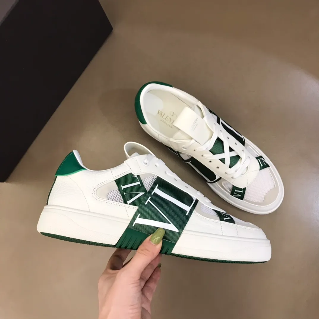 p440 "Valentin*" new spring and summer calfskin lace-up sneakers. No man should be able to refuse these shoes. The classic color scheme is so handsome! Purchase a high-precision replica of the original version to instantly sell off the market currency! 6 VLTN logo rubber effect straps - Valentino Garavani Logo printed on the back and tongue, all materials are customized to ensure quality! Size: 38-44